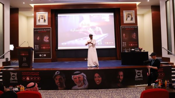 الكاتب الإماراتي محمد حسن أحمد خلال الورشة