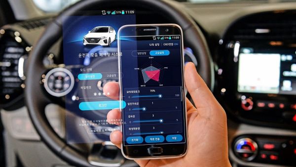 التقنية المبتكرة تسمح للسائقين بضبط سبع مزايا أداء رئيسة عبر الهواتف الذكية