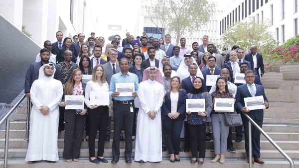 صورة تجمع المشاركين مع المهندس مشعل الشمري، مدير مجلس قطر للمباني الخضراء في احتفال التكريم ضمن فعاليات حملة "يوم بلا ورق" لهذا العام.