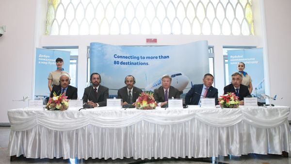 مؤتمر صحفي flydubai inauugural في ألماتي في عام 2014