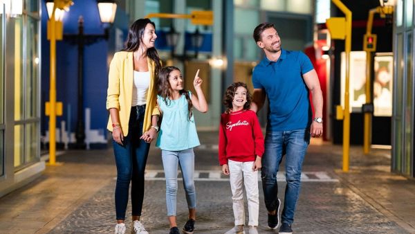 تمتد كيدزانيا أبوظبي، المصممة خصيصاً لتناسب الأطفال، على مساحة 55 ألف قدم مربعة، وتتيح للأطفال الاختيار من بين أكثر من 50 من ألعاب تقمص أدوار أصحاب المهن الحقيقية