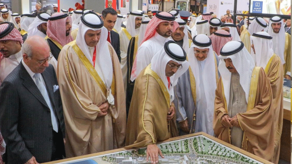 جانب من زيارة صاحب السمو الملكي الأمير خليفة بن سلمان آل خليفة رئيس الوزراء الموقر حفظه الله ورعاه حيث استعرض العضو المنتدب لإيجل هيلز ديار الدكتور ماهر الشاعر مشاريع مراسي البحرين في معرض الخليج للعقار المقام حالياً في مملكة البحرين