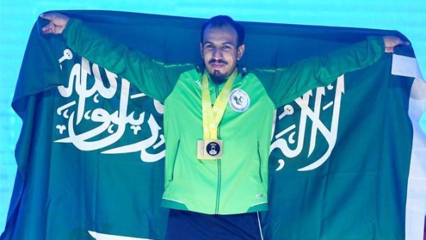 Al-Saleem displays the Saudi flag after receiving his gold medal at the Weightlifting Asian Championships in Ningbo, Zhejiang, China (Photo: Xinhua/Huang Zongzhi)
