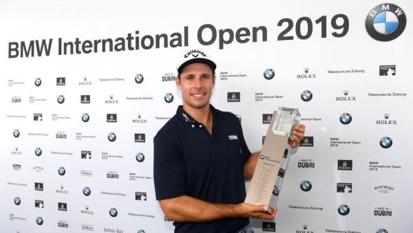 Pavan with trophy