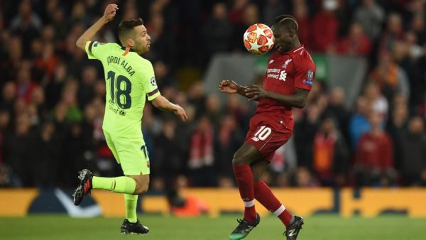 ماني وآلبا خلال المباراة