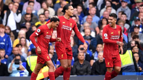 لاعبو ليفربول يحتفلون بهدف أرنولد (يسار)