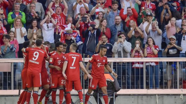 لاعبو بايرن يحتفلون بهدف اللقاء الوحيد