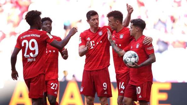 لاعبو بايرن يحتفلون بهدف بيريشيتش (الثاني من اليمين)