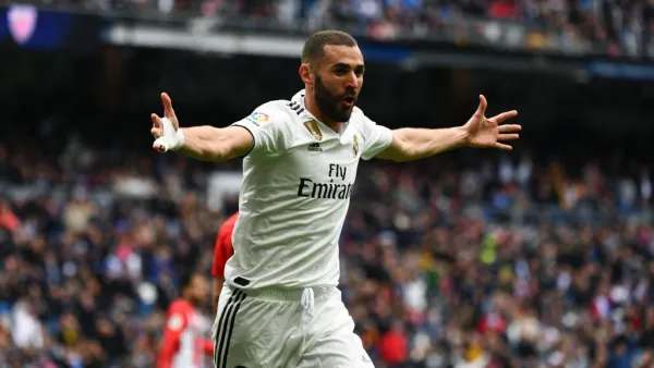 كريم بنزيمة مهاجم ريال مدريد يسجل ثلاثية ويقود الفريق لفوزٍ ساحقٍ على أتلتيك بلباو (3-0) ضمن المرحلة الـ 33 من الدوري الإسباني.