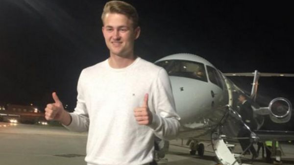 دي ليخت بعد وصوله مطار تورينو