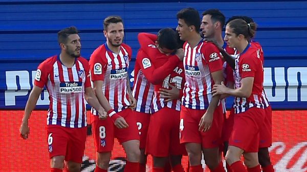 لاعبو أتلتيكو يحتفلون بهدف ليمار