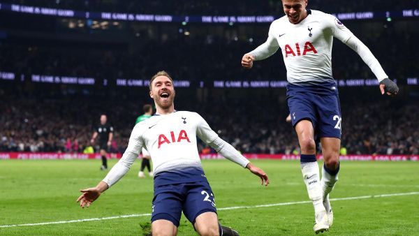 إيريكسن (يسار) يحتفل بهدفه