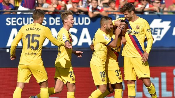 لاعبو برشلونة يحتفلون بهدف فاتي