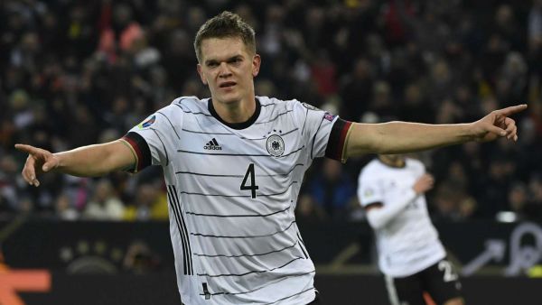 غينتر يحتفل بهدفه