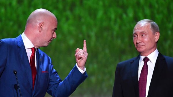 FIFA president Gianni Infantino (L) and Russian President Vladimir Putin (R)