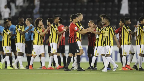 لاعبو الريان القطري والاتحاد السعودي يتصافحون بعد نهاية مباراة الفريقين ضمن دوري أبطال آسيا على ملعب جاسم بن حمد في الدوحة.