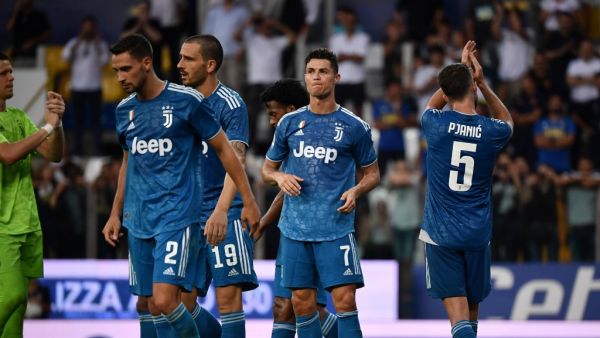 لاعبو يوفنتوس يحييون جماهيرهم بعد الفوز الصعب على بارما بهدفٍ دون رد في اللقاء الافتتاحي للموسم الجديد من الدوري الإيطالي.