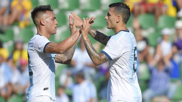 باريديس (يمين) يتلقى التهنئة بهدفه من زميله لاوتارو