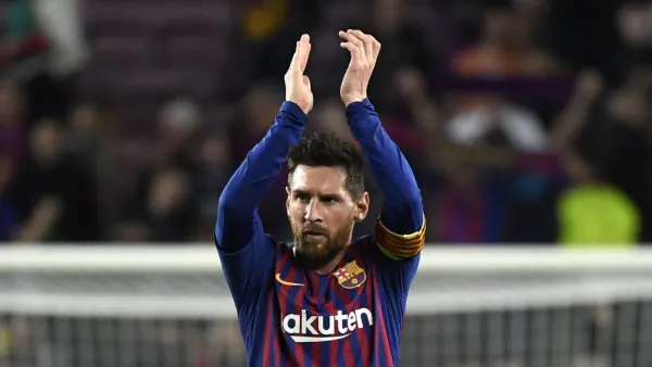 ليونيل ميسي يحيي جماهير برشلونة بعد نهاية مباراة ذهاب نصف نهائي دوري أوروبا أمام ليفربول بفوز فريقه بثلاثيةٍ نظيفة سجل الأرجنتيني هدفين منها.