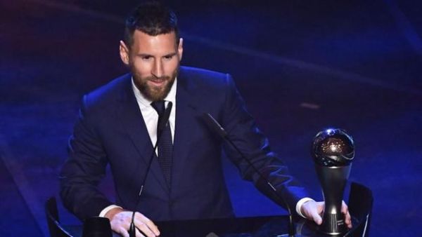 ميسي بعد تسلمه الجائزة