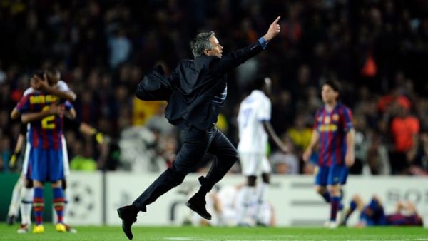 مورينيو يحتفل بالتأهل