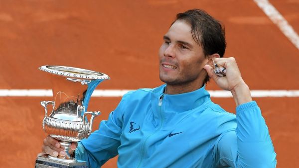 نادال يرفع الكأس