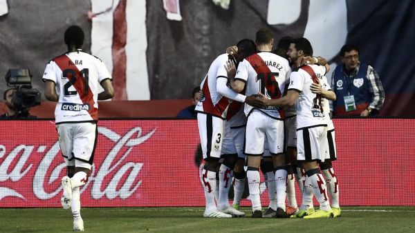 لاعبو فايكانو يحتفلون بالهدف