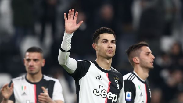 رونالدو يحيي الجماهير بعد نهاية اللقاء