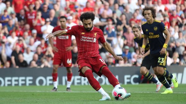 صلاح يسدد ركلة الجزاء بنجاح