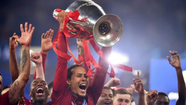 فان دايك يرفع الكأس