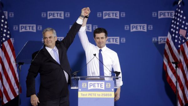 Austin, Texas Mayor Steve Adler (L) introduces South Bend, Indiana Mayor Pete Buttigieg (R) during an event to announce Buttigieg's presidential candidacy for 2020. (AFP/ File Photo)