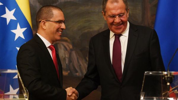 Russian Foreign Minister Sergei Lavrov (R) and Venezuela's Foreign Minister Jorge Arreaza shake hands as they give a press conference in Moscow on May 5, 2019. (Kirill KUDRYAVTSEV / AFP)