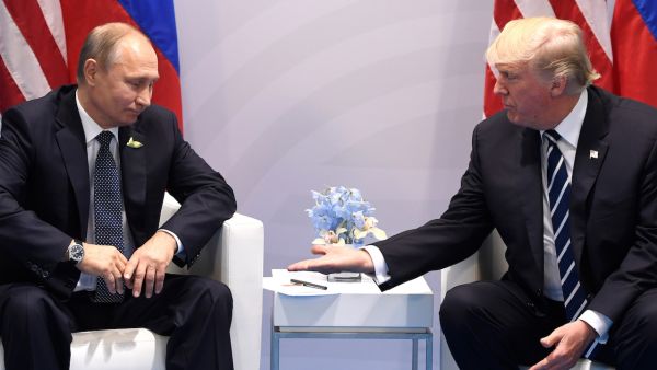 US president Trump (R) meets with Russian counterpart Putin. (Saul Loeb/AFP/Getty Images)