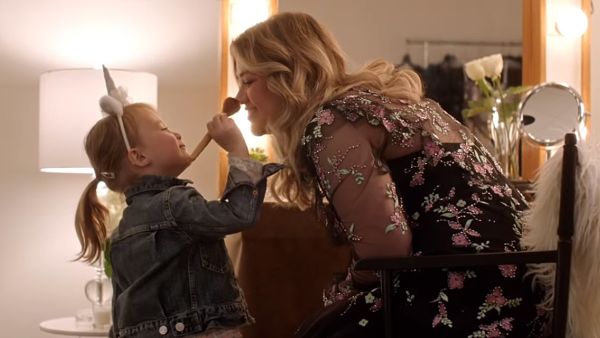 The video also features Clarkson's UglyDolls character Moxy sneaking onto the stage. (YouTube Screenshot)