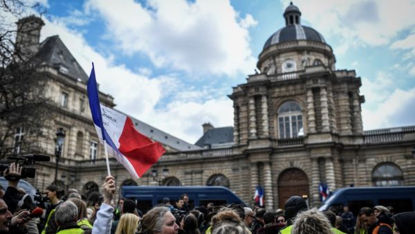 "Yellow vests" protesters demonstrate outside the Senate on April 9, 2019 in Paris. ( STEPHANE DE SAKUTIN / AFP)