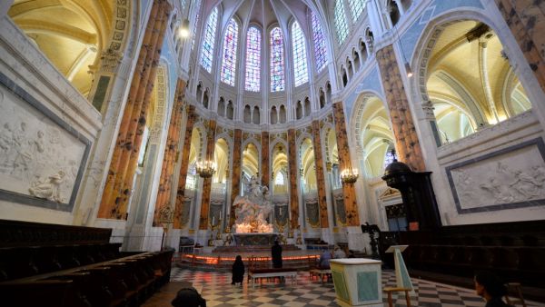 People attend the evening service at the Notre-Dame de Chartres cathedral in Chartres, western France, as bells of all French cathedrals toll in unison on April 17, 2019. (AFP/ File Photo)