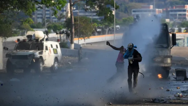 Anti-government protesters clash with security forces in Caracas during the commemoration of May Day on May 1, 2019. (Federico PARRA / AFP)