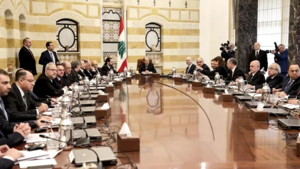 Lebanese President Michel Aoun (C) chairs the new government's first cabinet meeting. (AFP/ File Photo)