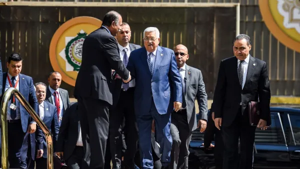 Palestinian president Mahmoud Abbas (C) is greeted upon his arrival at the Arab League headquarters in Cairo, on April 21, 2019. (MOHAMED EL-SHAHED / AFP)