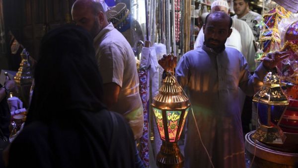 A Saudi vendor carries traditional lanterns known in Arabic as "Fanous" in the Saudi coastal city of Jeddah on May 3, 2019, ahead of the Muslim holy fasting month of Ramadan.  Amer HILABI / AFP