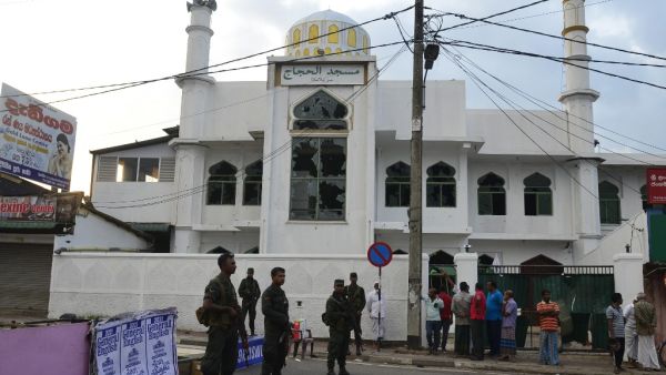 Sri Lankan security personnels stand guard in front of the Jumha mosque after a mob attack in Minuwangoda on May 14, 2019. (LAKRUWAN WANNIARACHCHI / AFP)