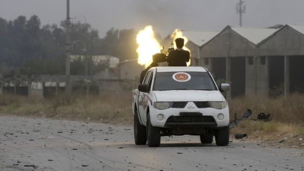 Fighters loyal to the Libyan internationally-recognised Government of National Accord (GNA) fire a heavy machine gun during clashes against forces loyal to strongman Khalifa Haftar, on May 21, 2019. (Mahmud TURKIA / AFP)