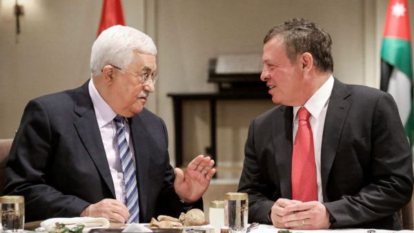 Palestinian President Mahmoud Abbas (left) dining with Jordan's King Abdullah II in Amman in January 2017. (AFP/ File Photo)