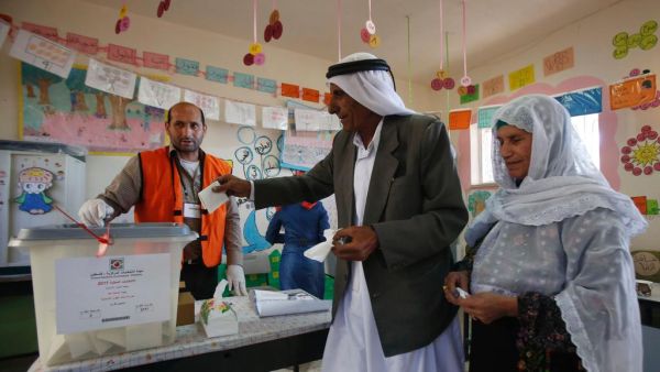 A Palestinian man casts his ballot during the municipal elections in the village of Yatta, south of the West Bank city of Hebron on May 13, 2017. (Hazem Bader / AFP)
