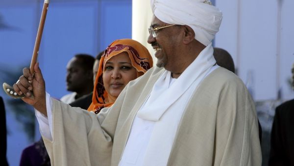 Former Sudanese President Omar al-Bashir and his wife Widad Babiker attend an official ceremony to welcome Niger's President Mahamadou Issoufou in Khartoum. (AFP/File Photo)