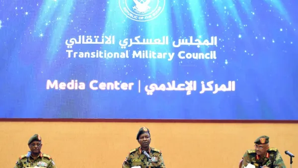 Spokesman of the Sudan's Transitional Military Council Lieutenant General Shamseddine Kabbashi (C) speaks during a press conference in Khartoum on May 7, 2019. (MOHAMED EL-SHAHED / AFP)
