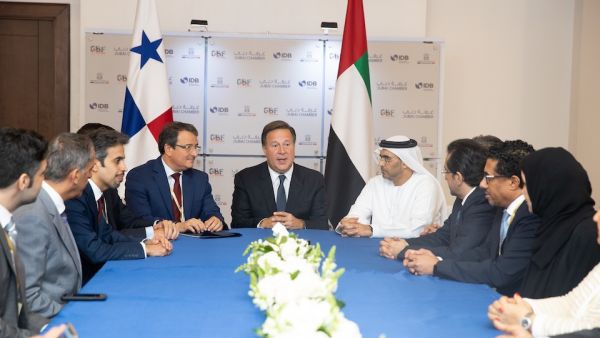 خلال اجتماع