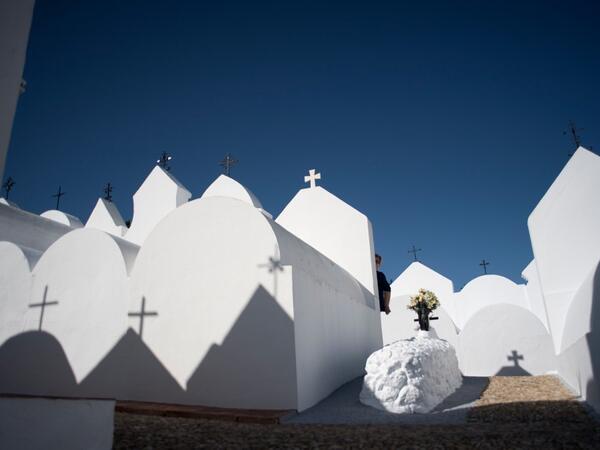 A woman visits the grave of a relative at the cemetery of Casabermeja, southern Spain, on October 30, 2020 on the eve of All Saint's Day amid the coronavirus pandemic. JORGE GUERRERO / AFP