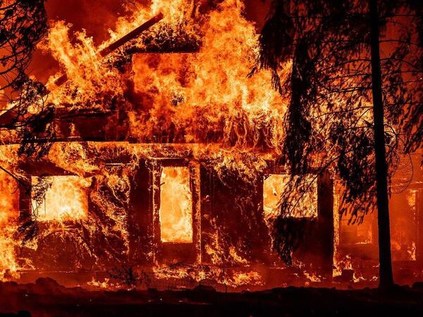 More scenes from the #dixiefire today - now over 180k acres and the largest California fire of the year so far. Some residents ignored evacuation orders and decided to stay and defend their homes.