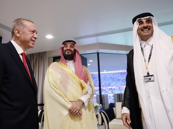 Handout photograph taken and released by The Press Office of the Pres Turkish President Recep Tayyip Erdogan (L) meets with Saudi Arabia's Crown Prince Mohammed bin Salman al-Saud (C) as they are welcomed by Qatari Emir Sheikh Tamim bin Hamad al-Thani (R)